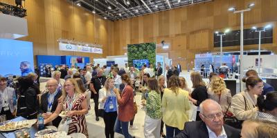 Besucher beim AFRY Messestand auf der Zellcheming